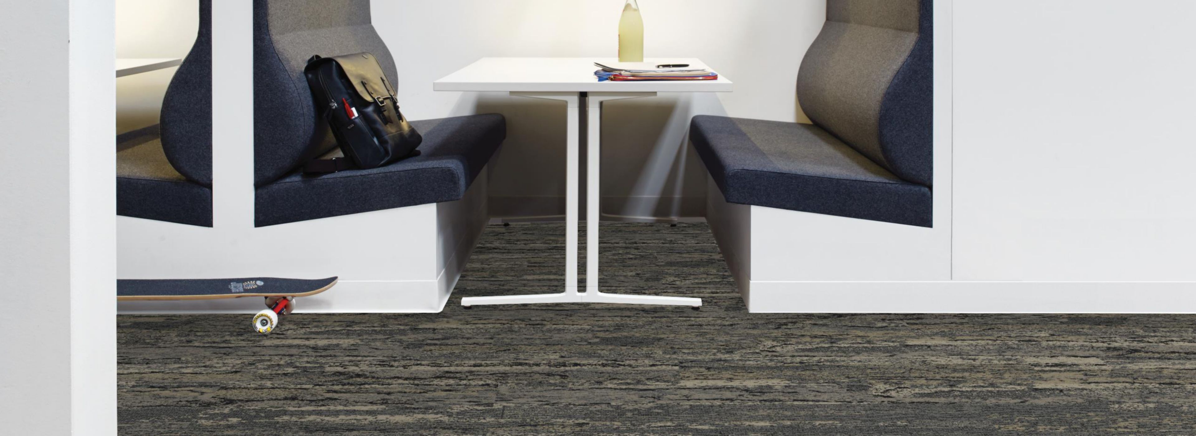 Interface Deeply Rooted, Uprooted and Velvet Bark plank carpet tile with booth seating imagen número 1